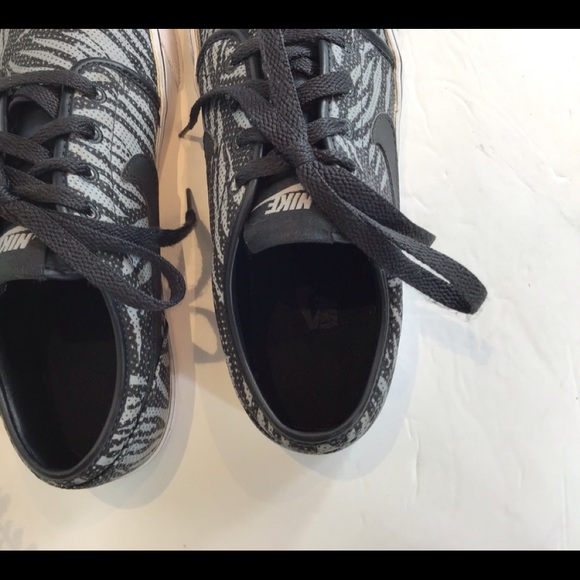 NIKE COURT SHOES ZEBRA BLACK GRAY SZ 8.5 - Picture 7 of 11
